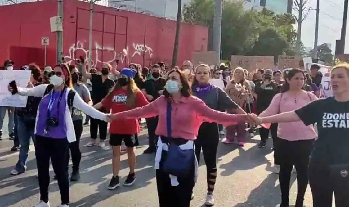 Las personas que participan en la manifestación cerraron una de las vías de comunicación más importantes de la zona metropolitana. Cortesía