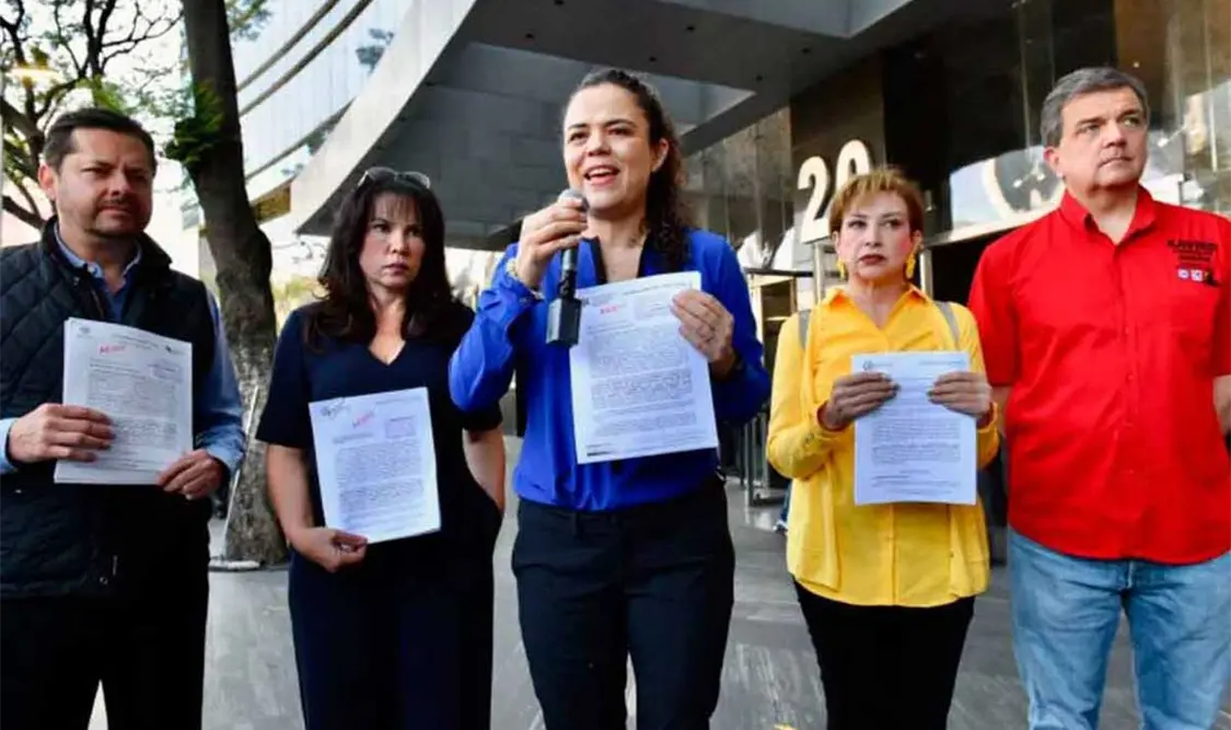 Diputados federales del PAN, PRI y PRD llegaron a la FGR para interponer la denuncia. Cortesía