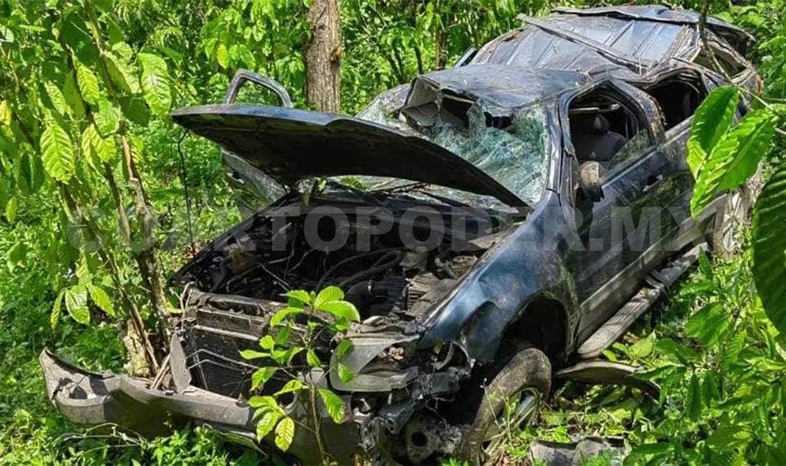 La camioneta quedó fuera de la vía entre la maleza. Víctor Sánchez / CP