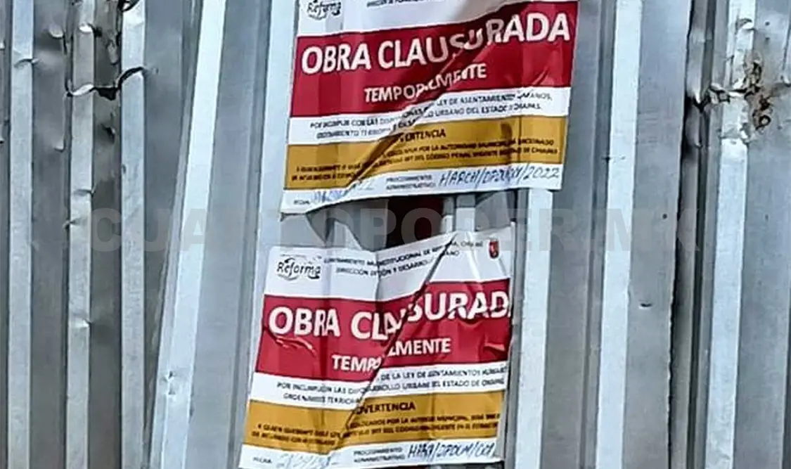 Autoridades municipales colocaron sellos de clausura a la construcción de la gasolinera ubicada en la colonia UNE. Ramiro López / CP