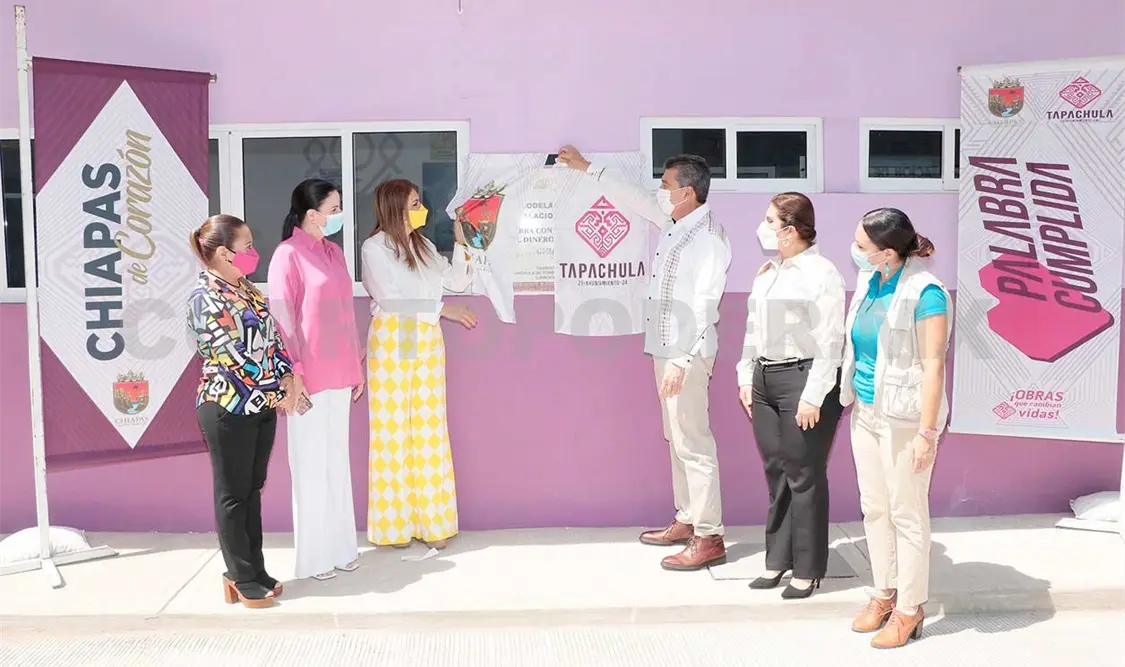 Durante la revelación de la pleca que ratifica la remodelación de las instalaciones del Módulo de Atención Inmediata para las Mujeres en Situación de Riesgo, en Tapachula. CP