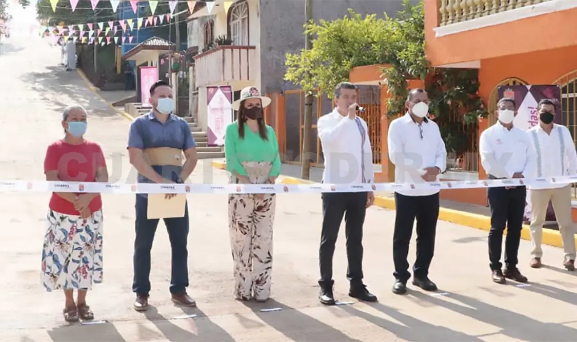El gobernador entrega calles dignas, luego de que por muchos años fueron caminos intransitables. CP