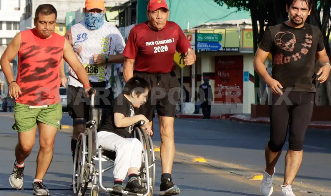 En todo momento, corredores estuvieron al lado de “El Puma” y una de sus hijas. Diego Pérez/CP