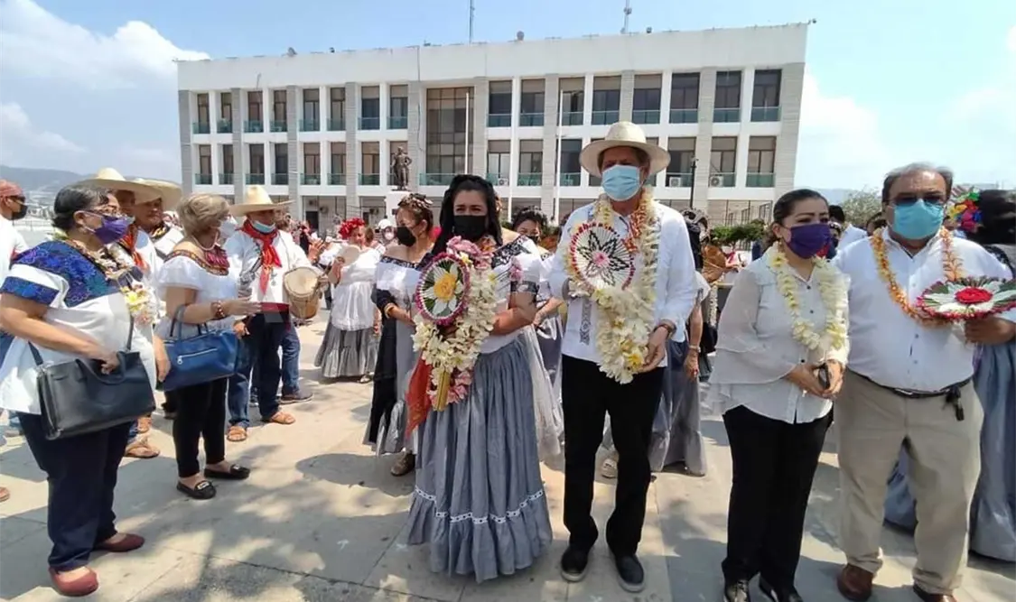 El alcalde Carlos Morales Vázquez y su esposa Norma Alcocer presidieron este lunes la tradicional “Ensarta de Flor de Mayo”. CP