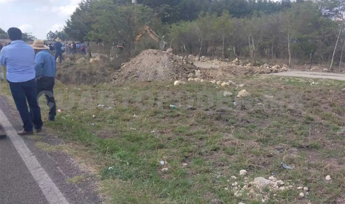 Los topes habían sido construidos por una organización social en días pasados en el tramo Comitán-La Trinitaria. Juan Orel / CP