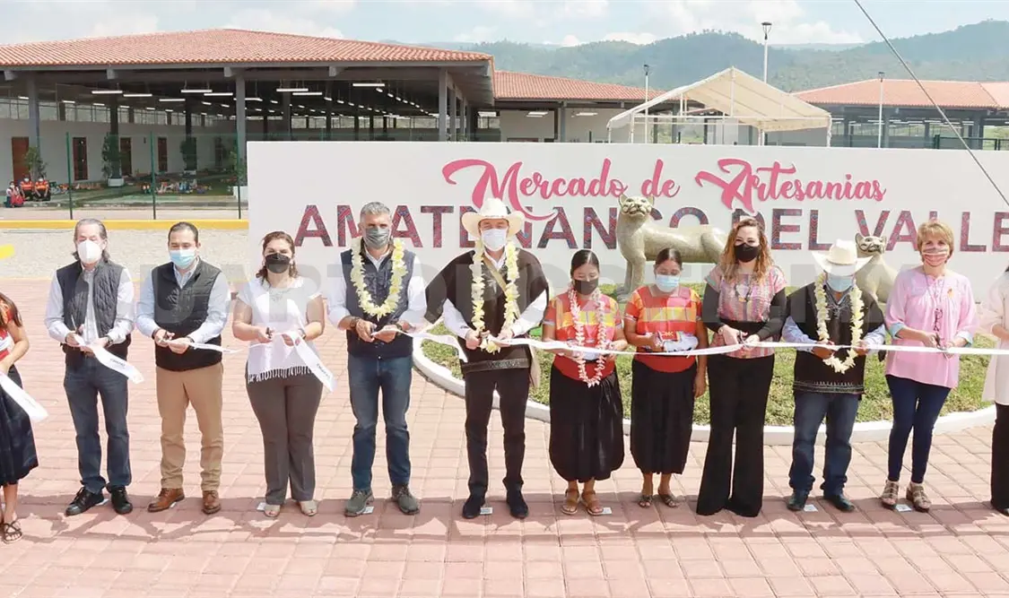 Escandón Cadenas encabezando la inauguración del Mercado de las Artesanías del municipio de Amatenango del Valle. CP