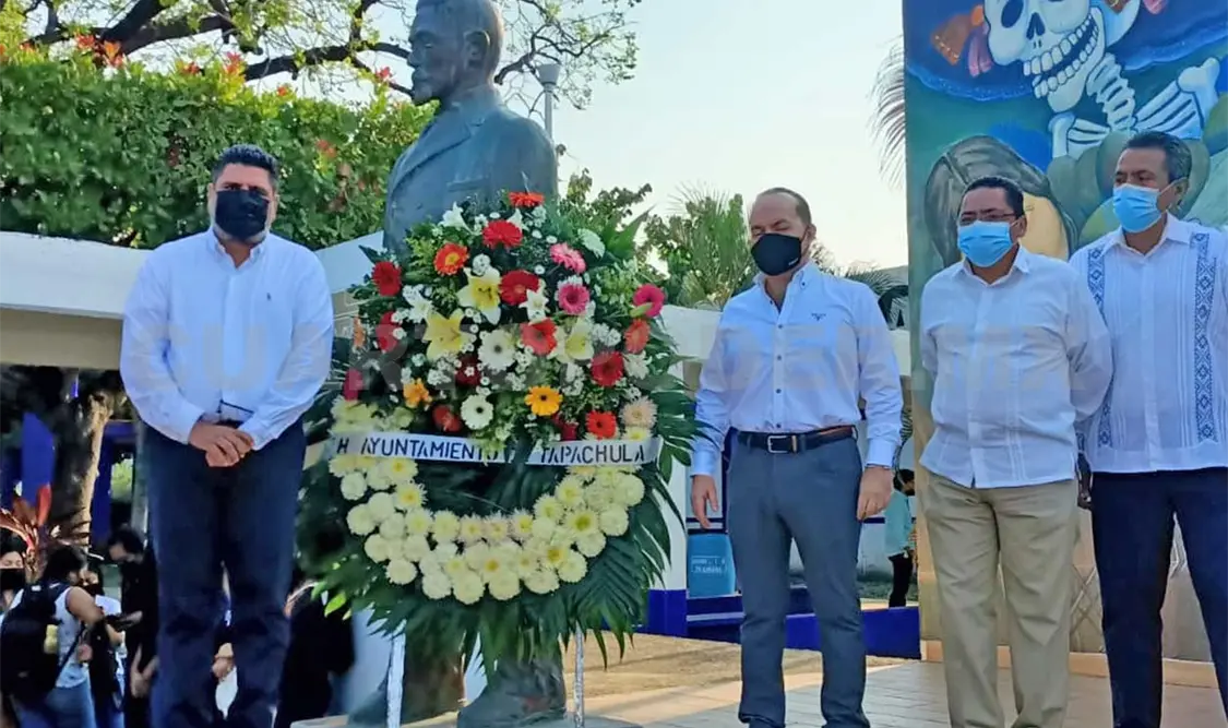 La estatua se ubica en las instalaciones universitarias debido a que el parque que lleva su nombre se encuentra en remodelación. CP