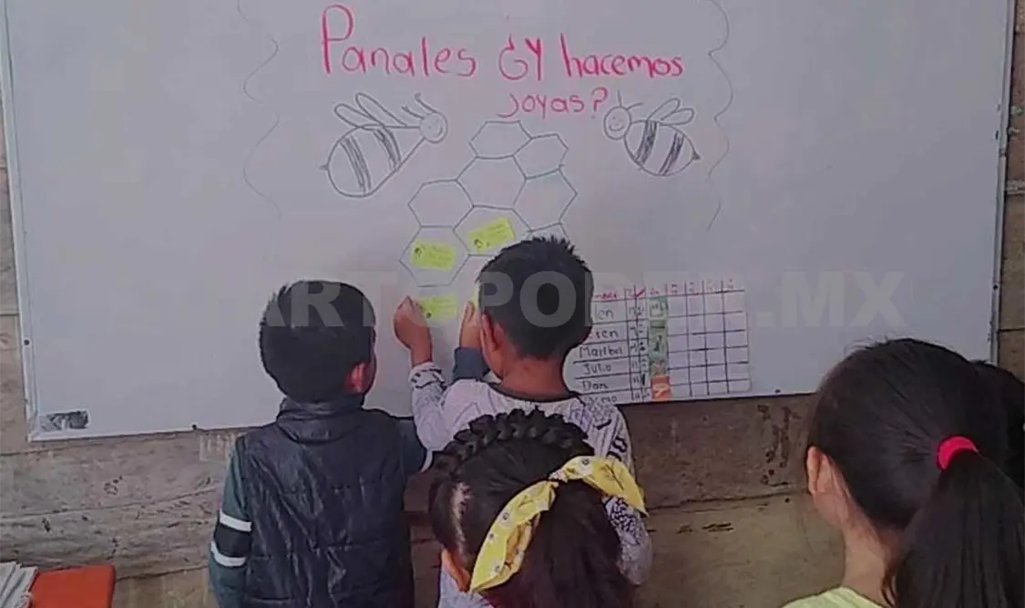 Los “tatas” son quienes se esfuerzan por enseñar a los niños la lengua, sin embargo, no cuentan con materiales didácticos. Ramón García / CP