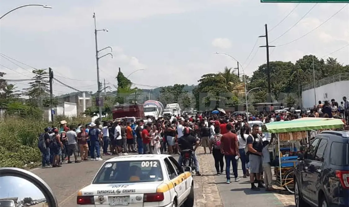 Los extranjeros permanecieron cuatro horas frente a las oficinas de la Estación Migratoria Siglo XXI. Víctor Sánchez / CP
