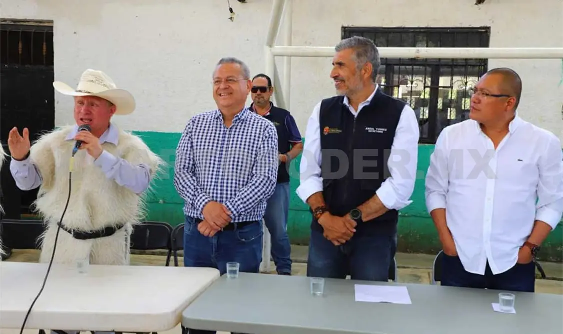 El secretario estatal de Obras Públicas, Ángel Torres, supervisó el avance de los trabajos de electrificación. CP
