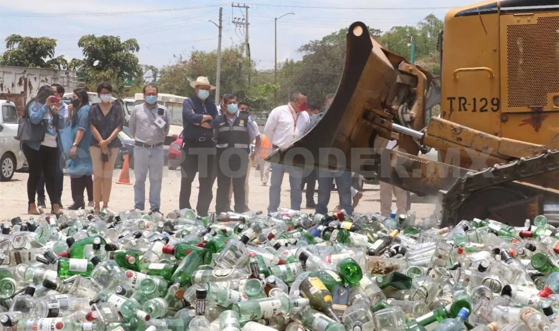 Colectivas femeninas y empresarios atestiguaron la destrucción de 25 mil envases vacíos de marcas de renombre. CP