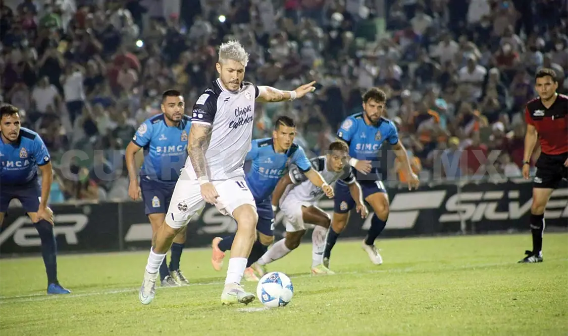 Cafetaleros de Chiapas arrancó el juego proponiendo el ataque y puso en serios predicamentos al portero Héctor Lomelí. Carlos López / CP