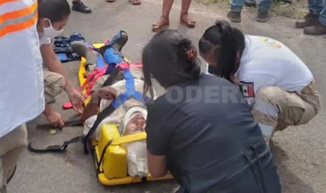 La persona de la tercera edad fue impactada por un taxi y tras resultar con lesiones de gravedad fue trasladada a un hospital. Víctor Sánchez / CP