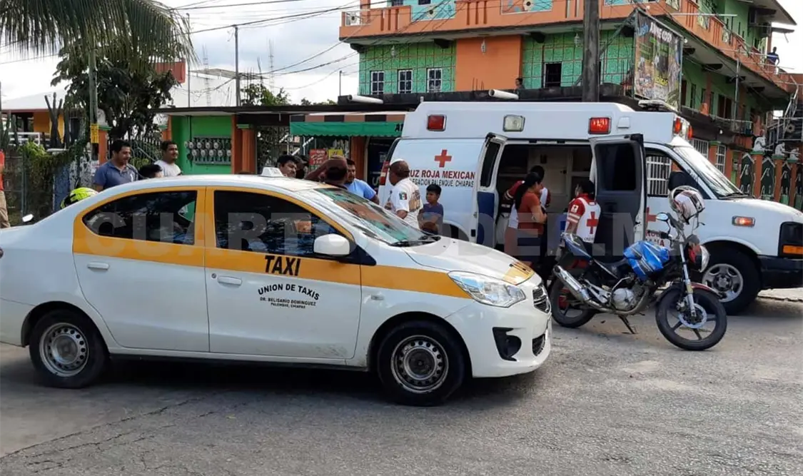 Paramédicos de la Cruz Roja Mexicana llegaron para auxiliar al jinete en desgracia, luego decidieron trasladarlo a un hospital. Genaro Sánchez / CP