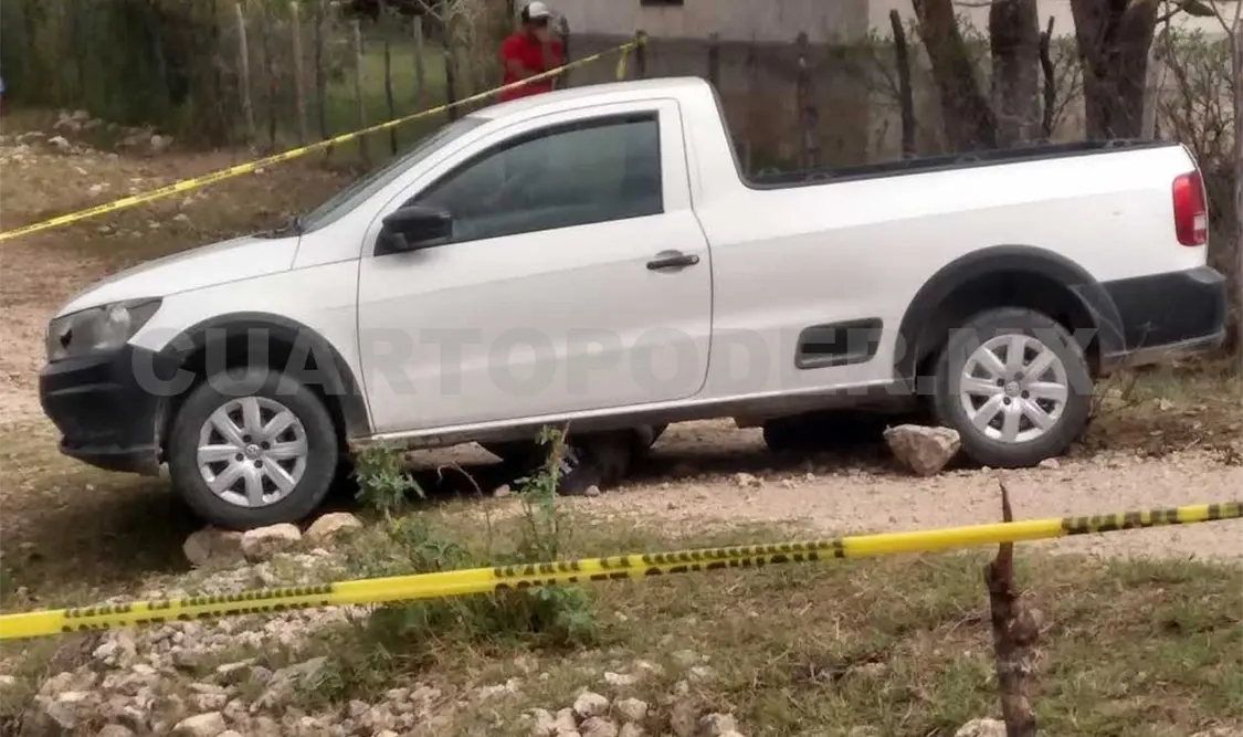 El chofer de la camioneta Volkswagen tipo Saveiro perdió el control; tras salir de la carretera atropelló y aplastó al transeúnte. Juan Orel / CP