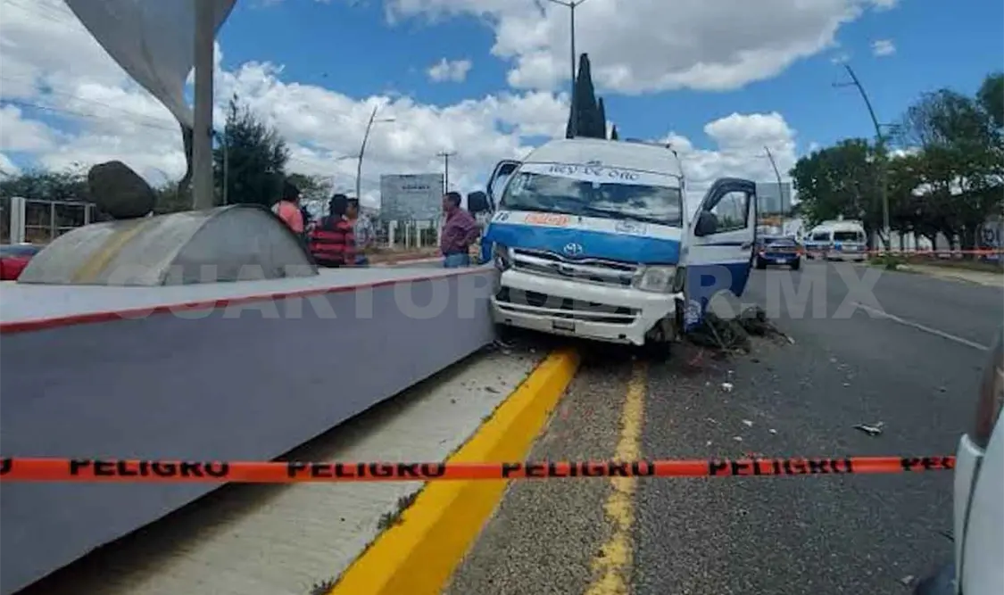 Colectivo colisiona en bulevar