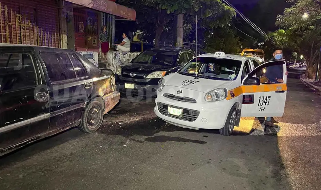 Taxista se duerme y provoca accidente