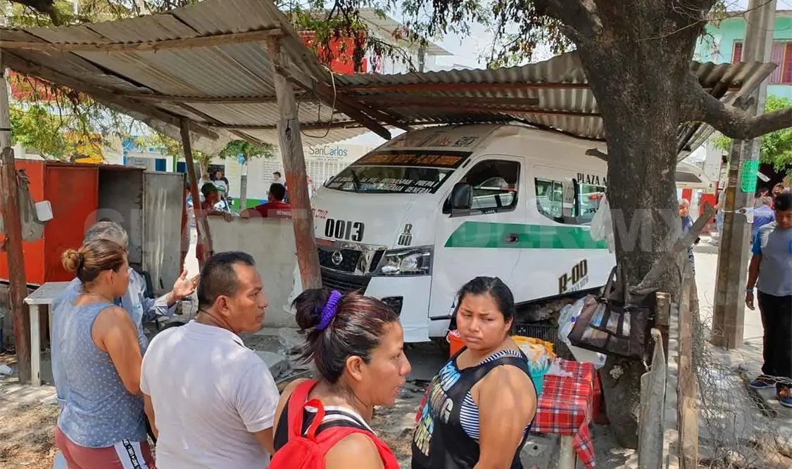 Par de colectivos colisionan y uno se estrella en negocio