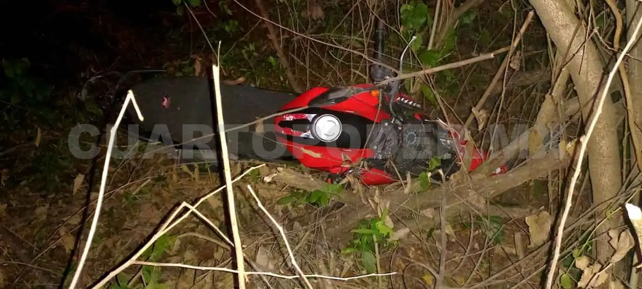 Muere al caer con su moto en barranco