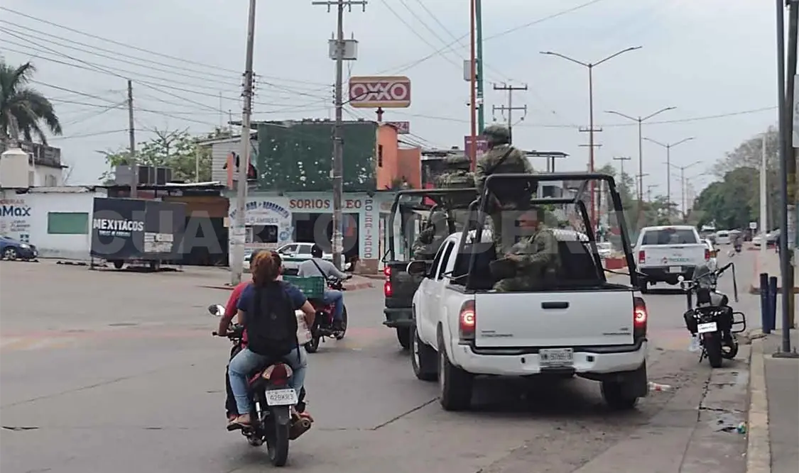 Motorista balea a dos personas