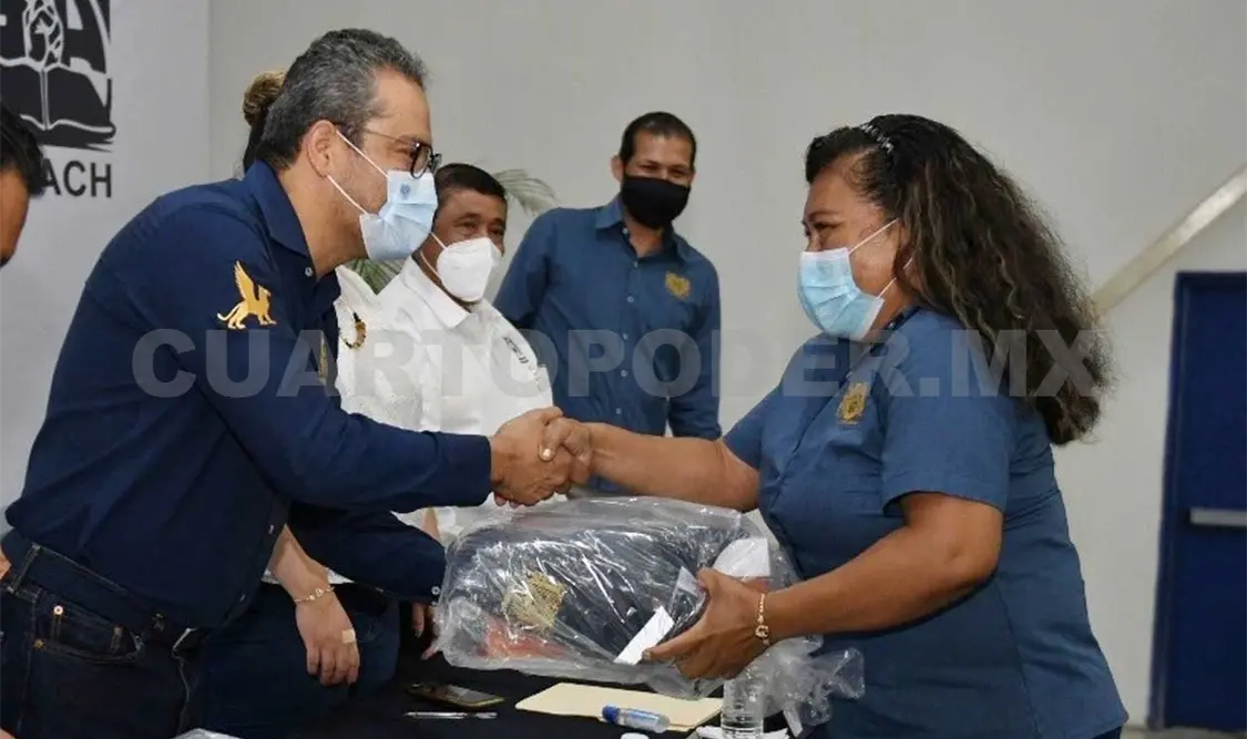 Entregan equipos de protección a personal administrativo