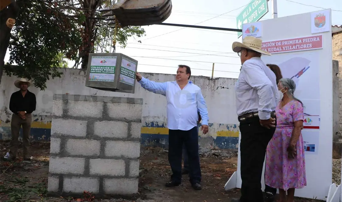 Colocan primera piedra para construcción de casa ejidal