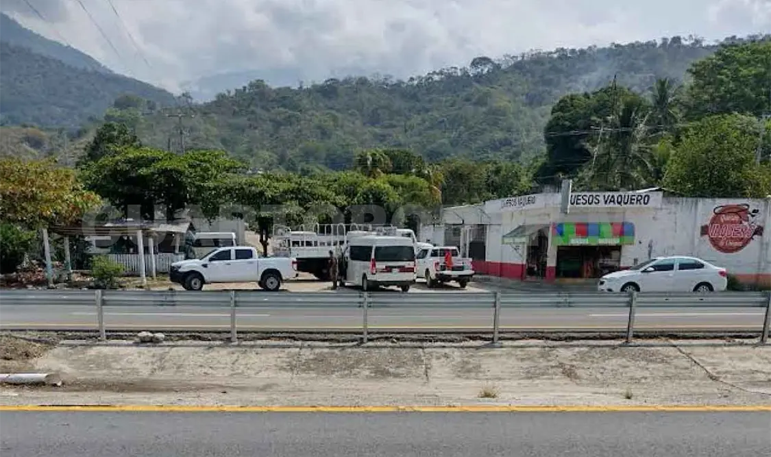 Rescatan a 56 migrantes y aseguran siete vehículos