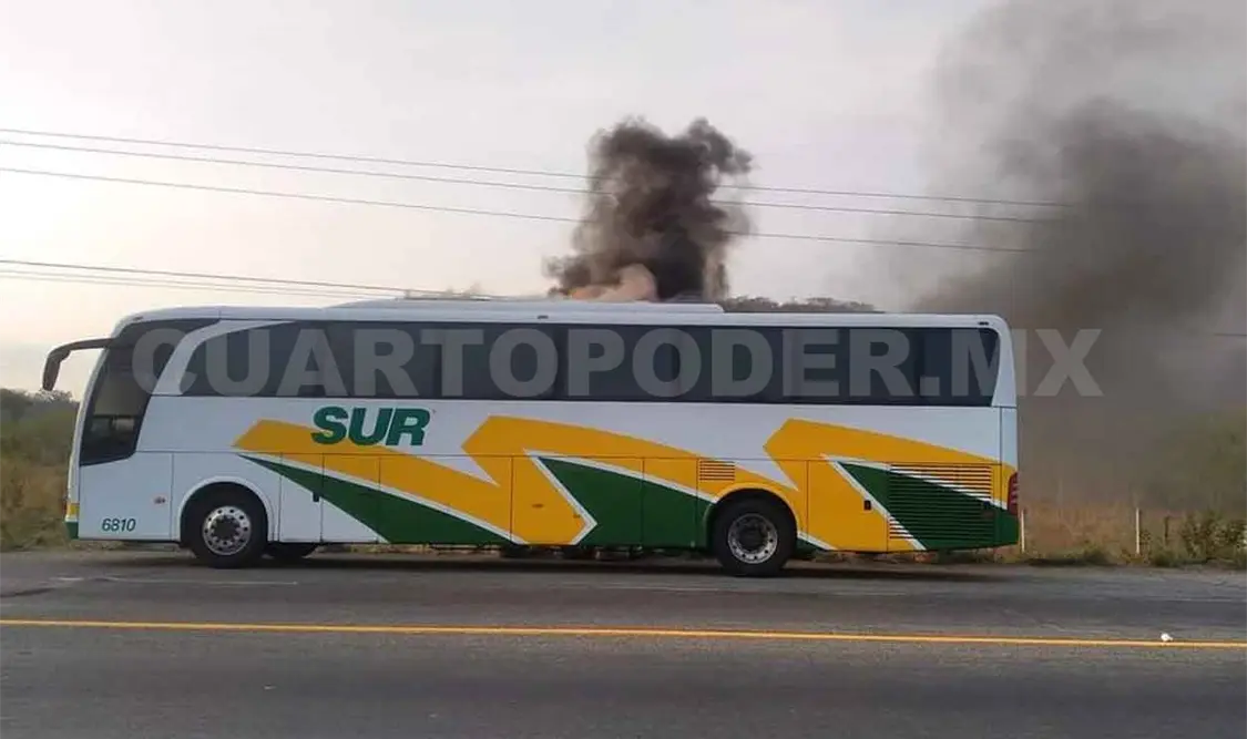 Se incendia autobús en puesto de revisión