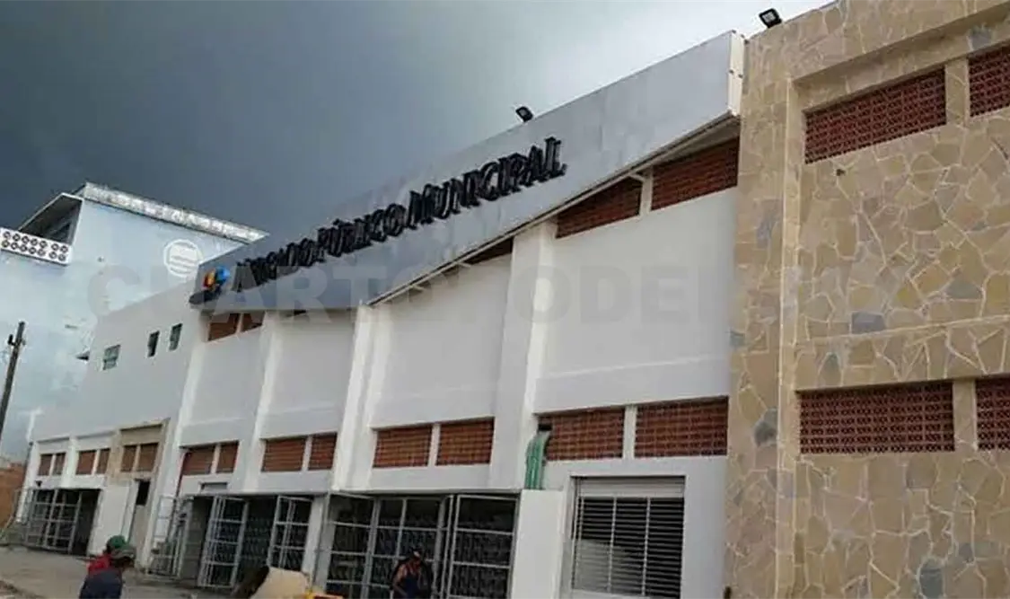 Locatarios denuncian apagones de luz