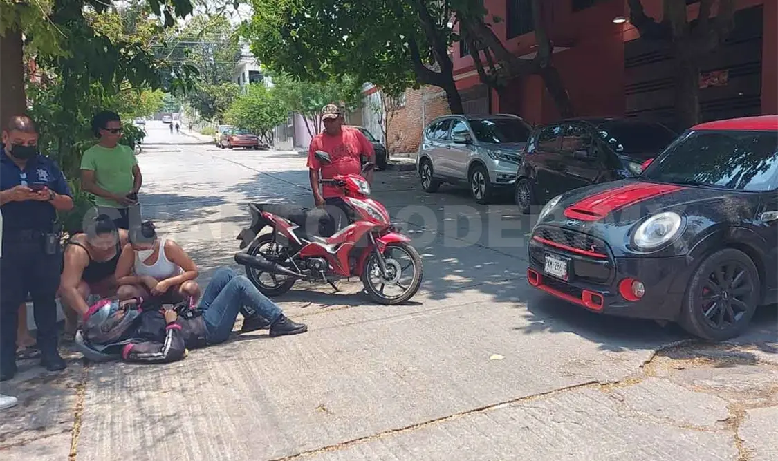 Motociclista es arrollada por un auto compacto