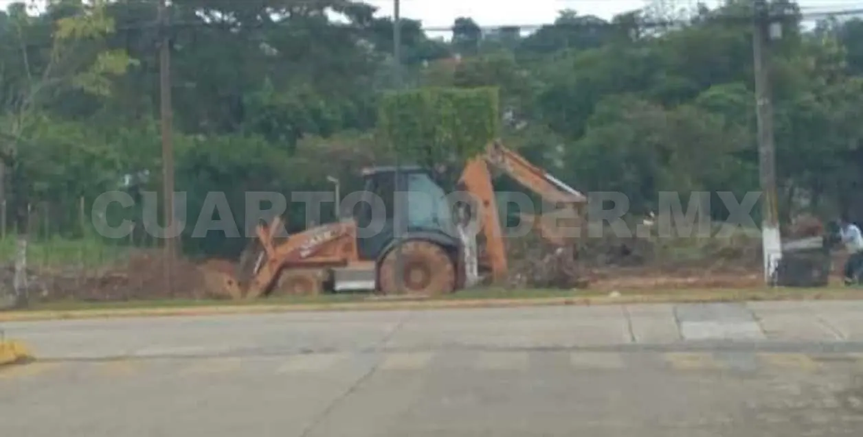 Fallece al ser golpeado por retroexcavadora