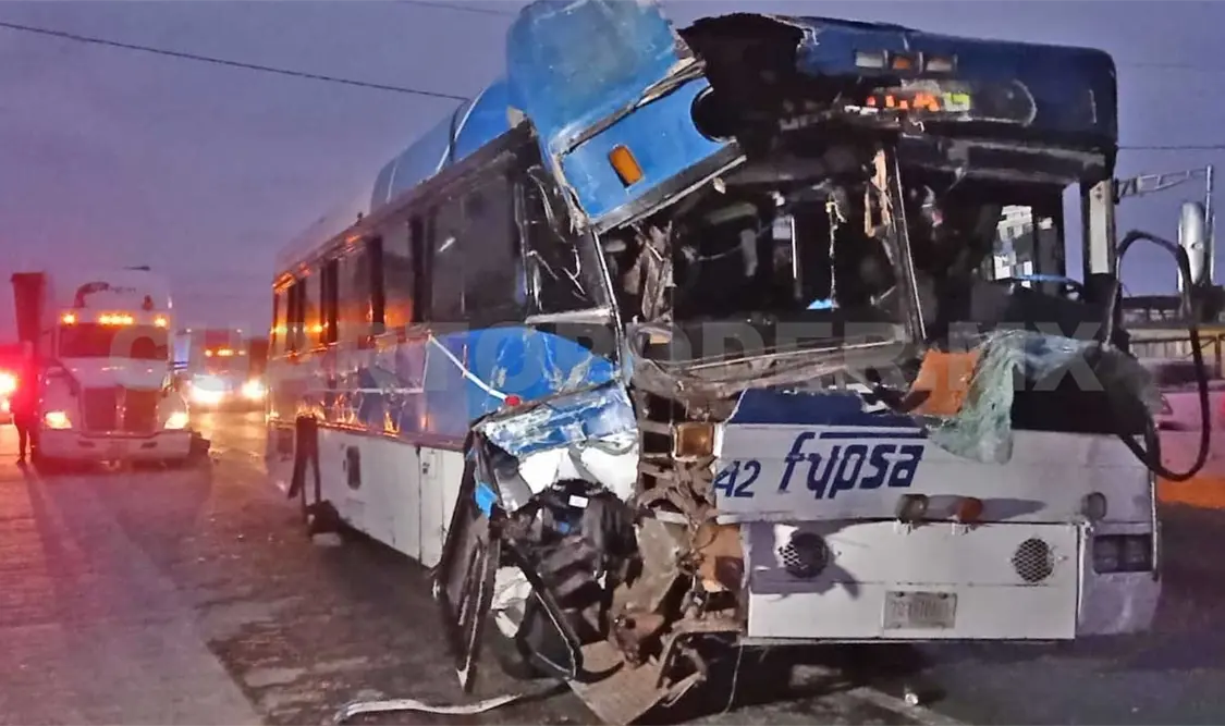 Autobús de pasajeros se estrella contra un tráiler
