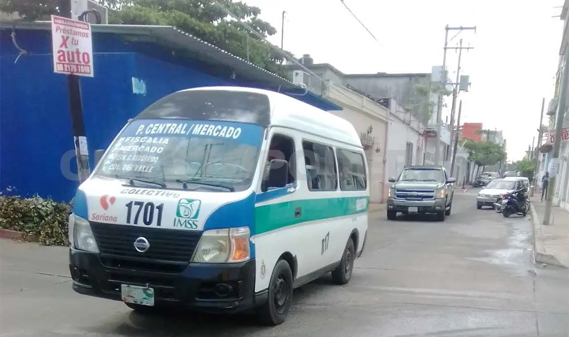 Combis ponen en peligro a pasajeros