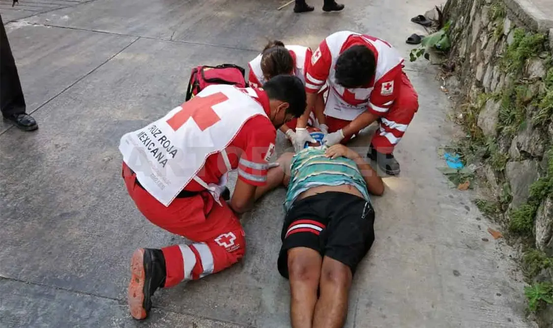 Ebrio cae del segundo piso y acaba lesionado