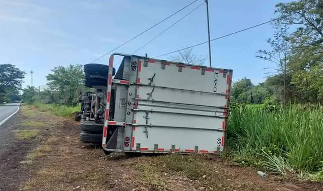 Volcadura de tráiler en la carretera Costera