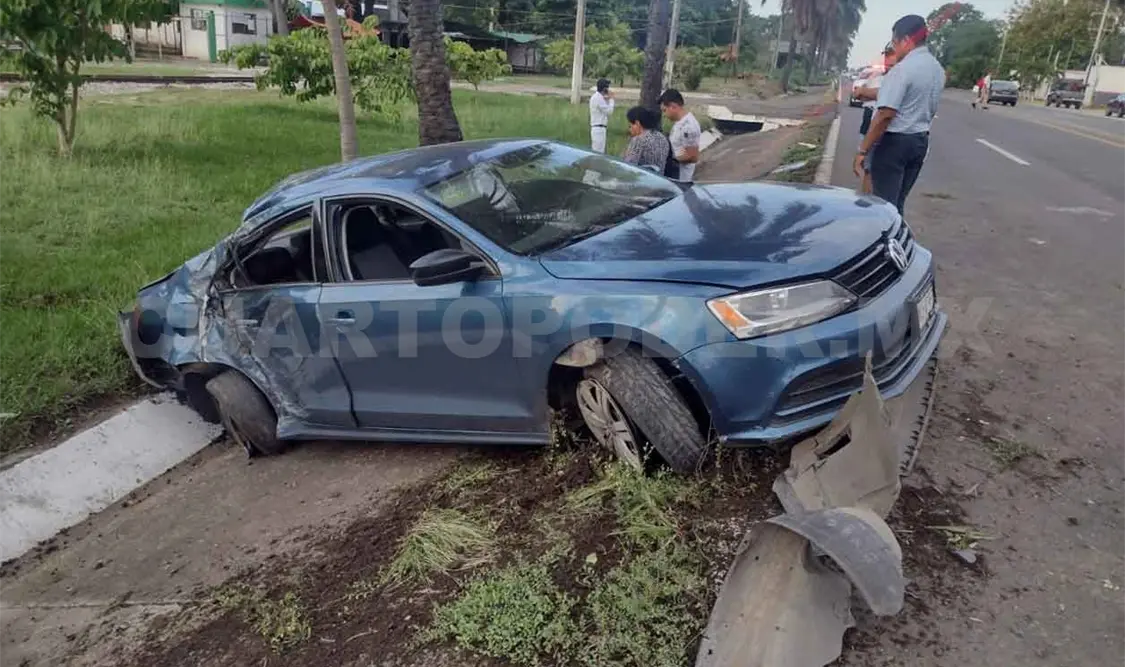 Por evitar colisión, se sale del camino