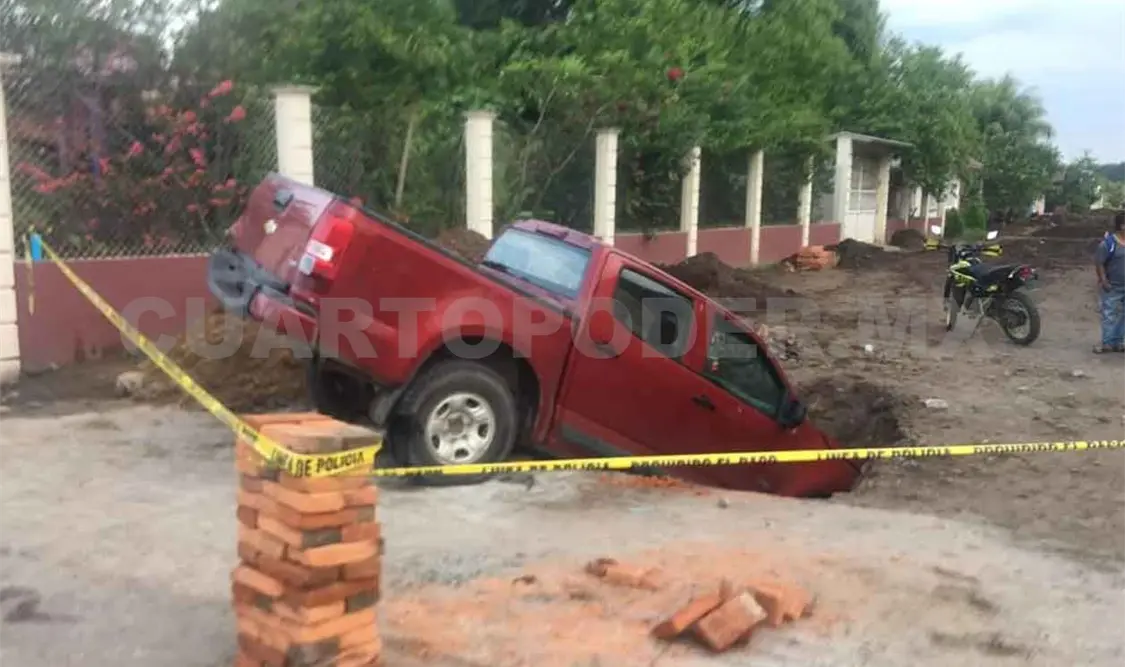 Camioneta atascada en drenaje