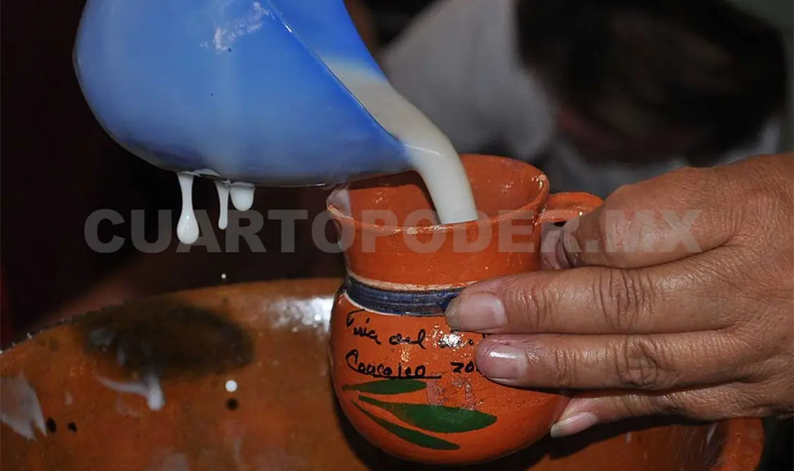 Los utensilios que se usan para la elaboración del atole varían; en su mayoría son ollas de barro. Cortesía