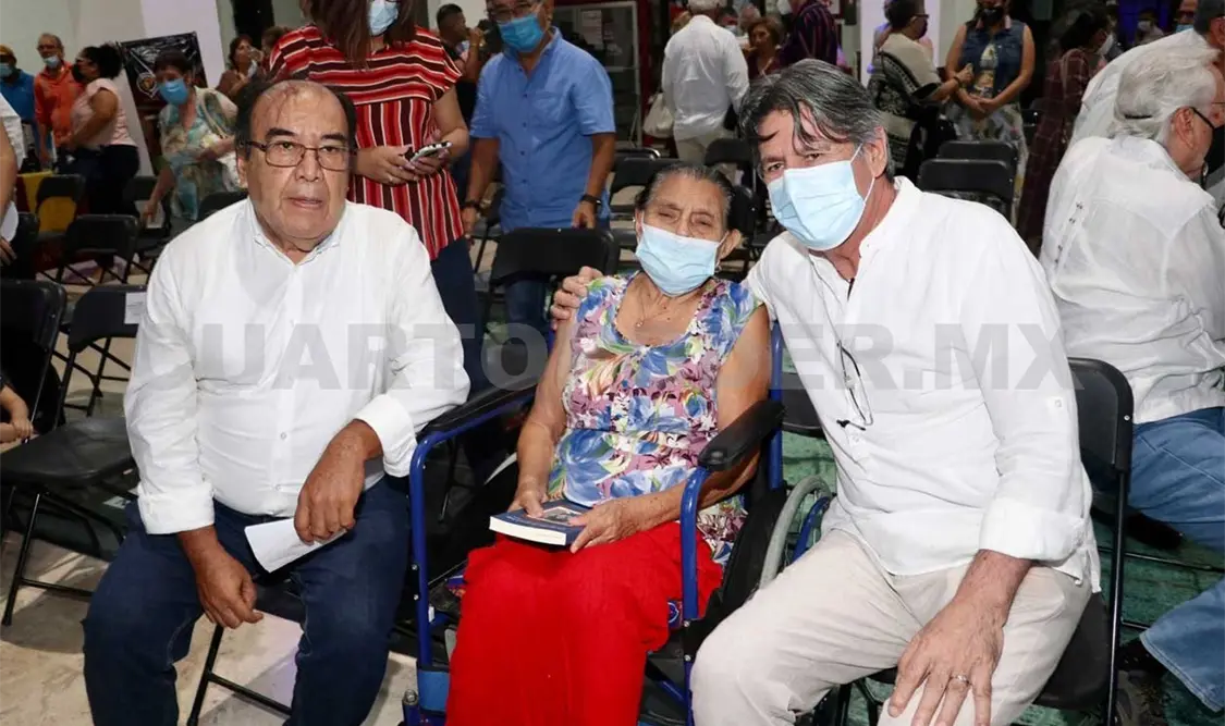 A la presentación que se realizó en el marco de la Ruta Bonatera, acudió el presidente municipal, Carlos Morales, quien se tomó fotos con algunos invitados. Cortesía