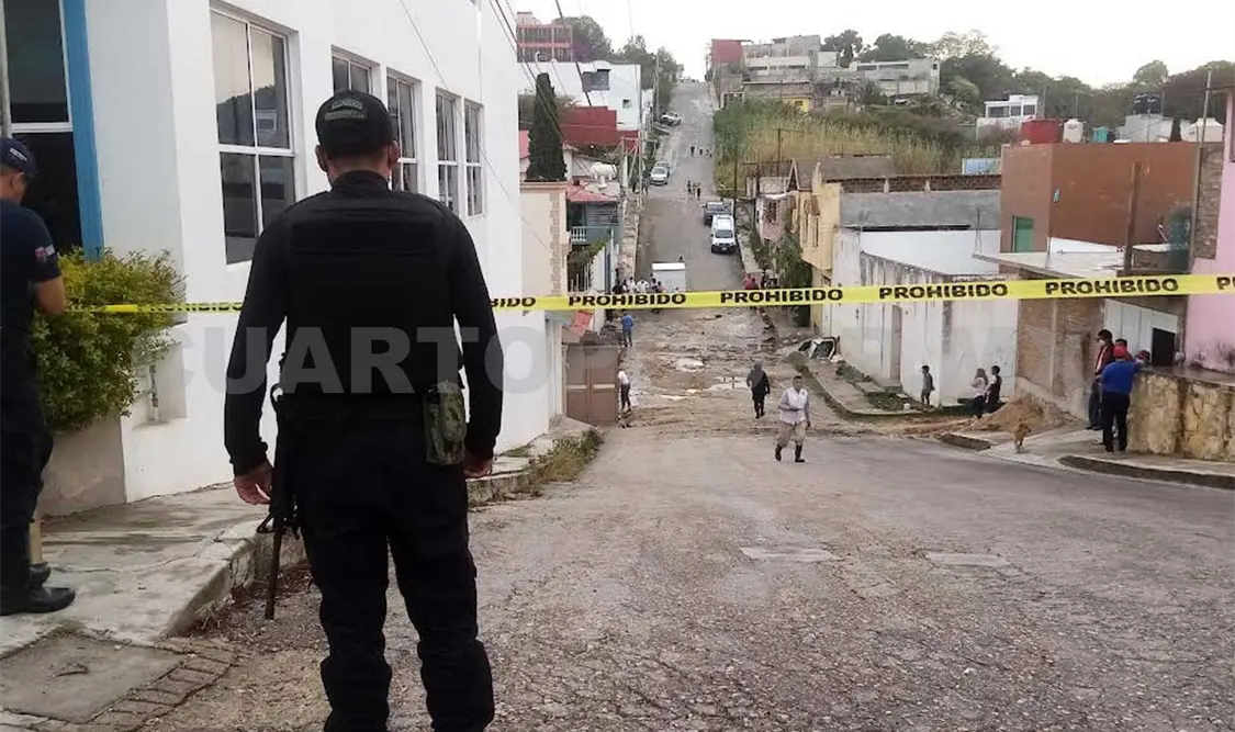 Elementos policíacos se trasladaron al barrio San Sebastián y tras confirmarse el deceso de la abuelita acordonaron la zona. Juan Orel / CP