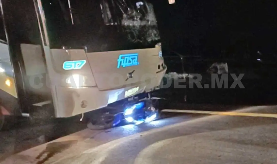 El autobús avanzó varios metros y arrastró el biciclo; el chofer al percatarse de lo ocurrido decidió emprender la fuga. Víctor Sánchez / CP