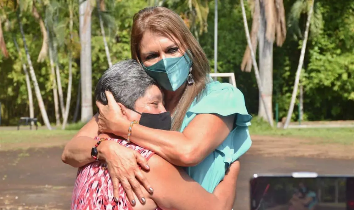 ROSY URBINA FELICITA A LAS MADRES DE TAPACHULA