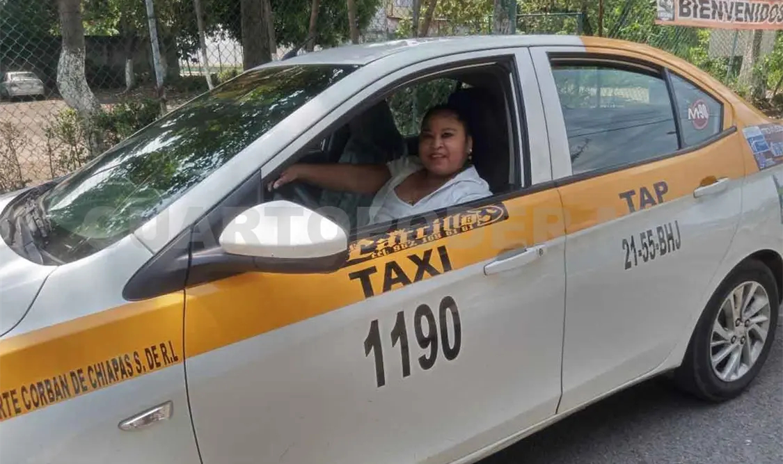 Mujer al volante, orgullosa mamá taxista por 16 años