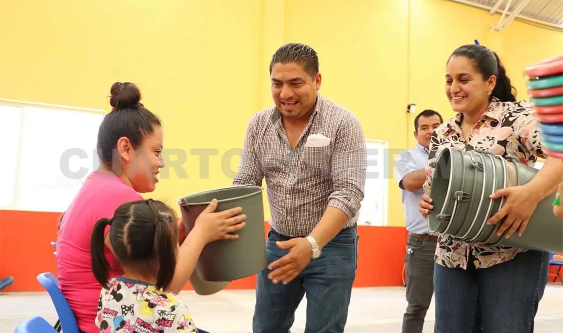 Alcalde regala cubetas de 15 pesos a madres