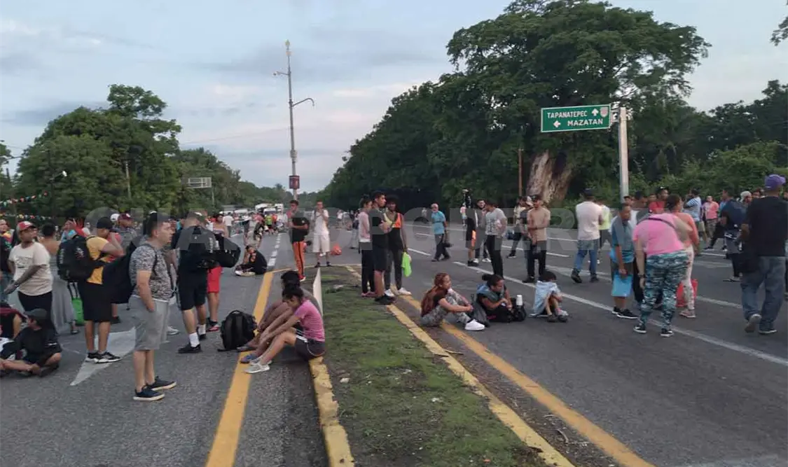 Traileros rompen bloqueo carretero de migrantes