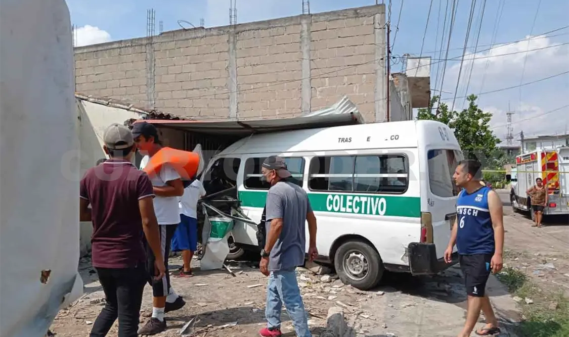 Colectivo se estrella en vivienda; 12 lesionados