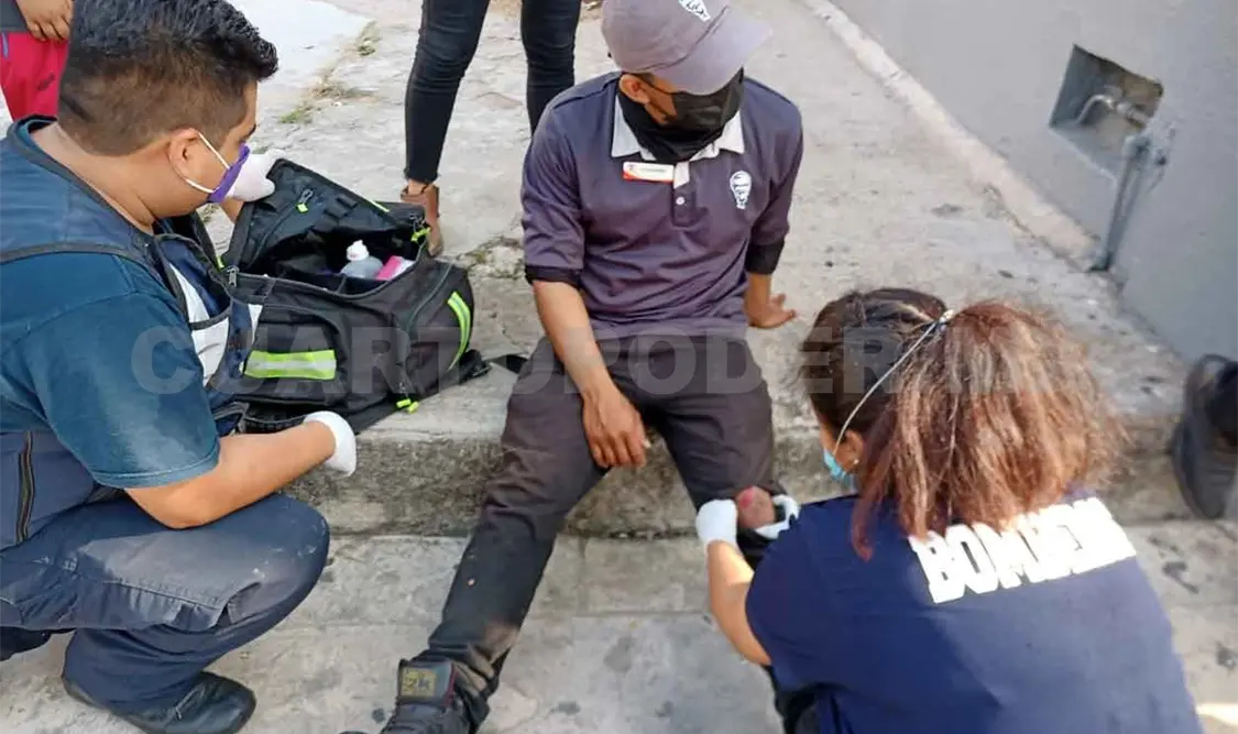 Joven motorista es impactado en bulevar