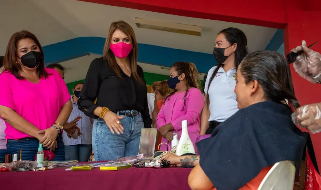 AYUNTAMIENTO DE TAPACHULA LLEVA TALLERES DE CAPACITACIÓN Y SALUD AL CERS-4 FEMENIL