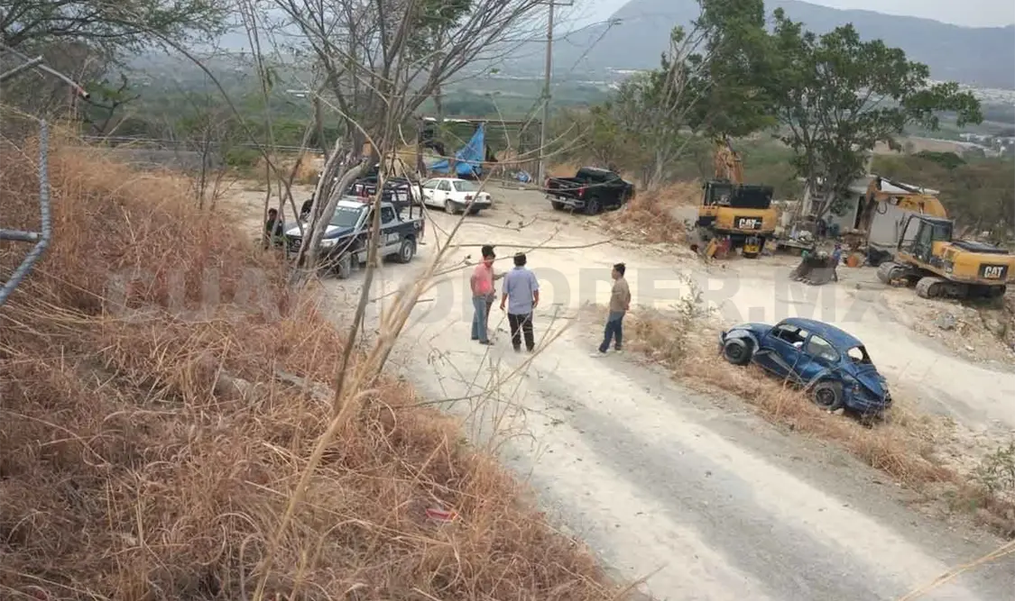 Vocho cae a barranco; conductora sale herida