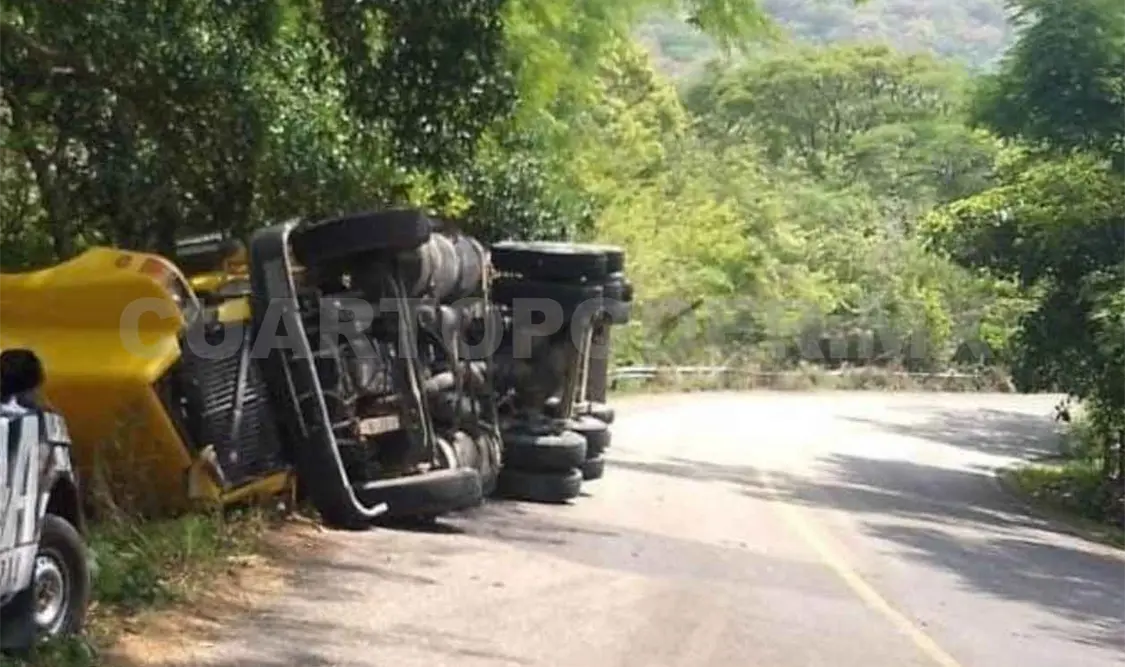 “Coloso” vuelca sobre el tramo Villaflores-Tuxtla